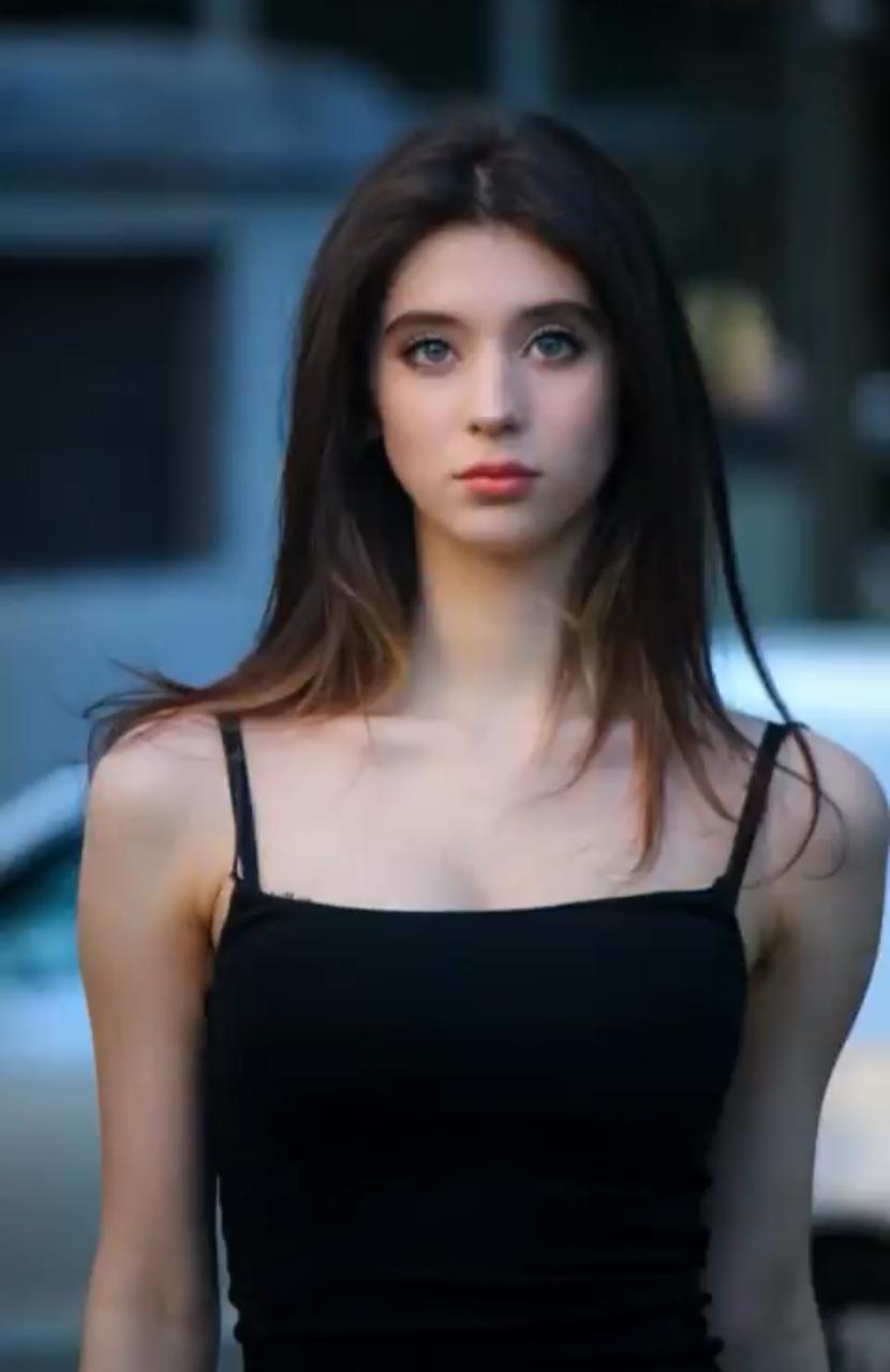 فتاة روسية حسناء تخطف أنظار الجميع خلال عملها بـ مطاعم .. فيديو