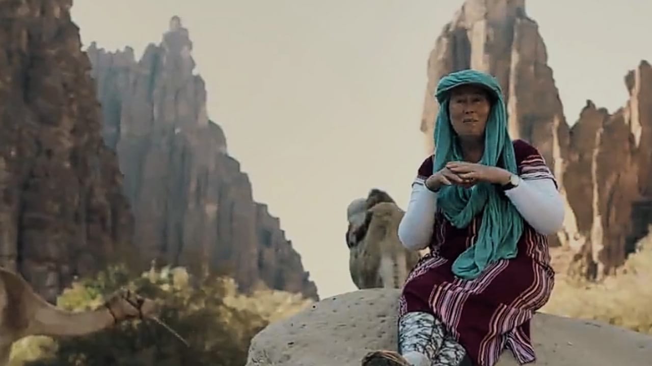 أليس تجوب المملكة سيرا على الأقدام وتكتشف كنوزها الطبيعية.. فيديو