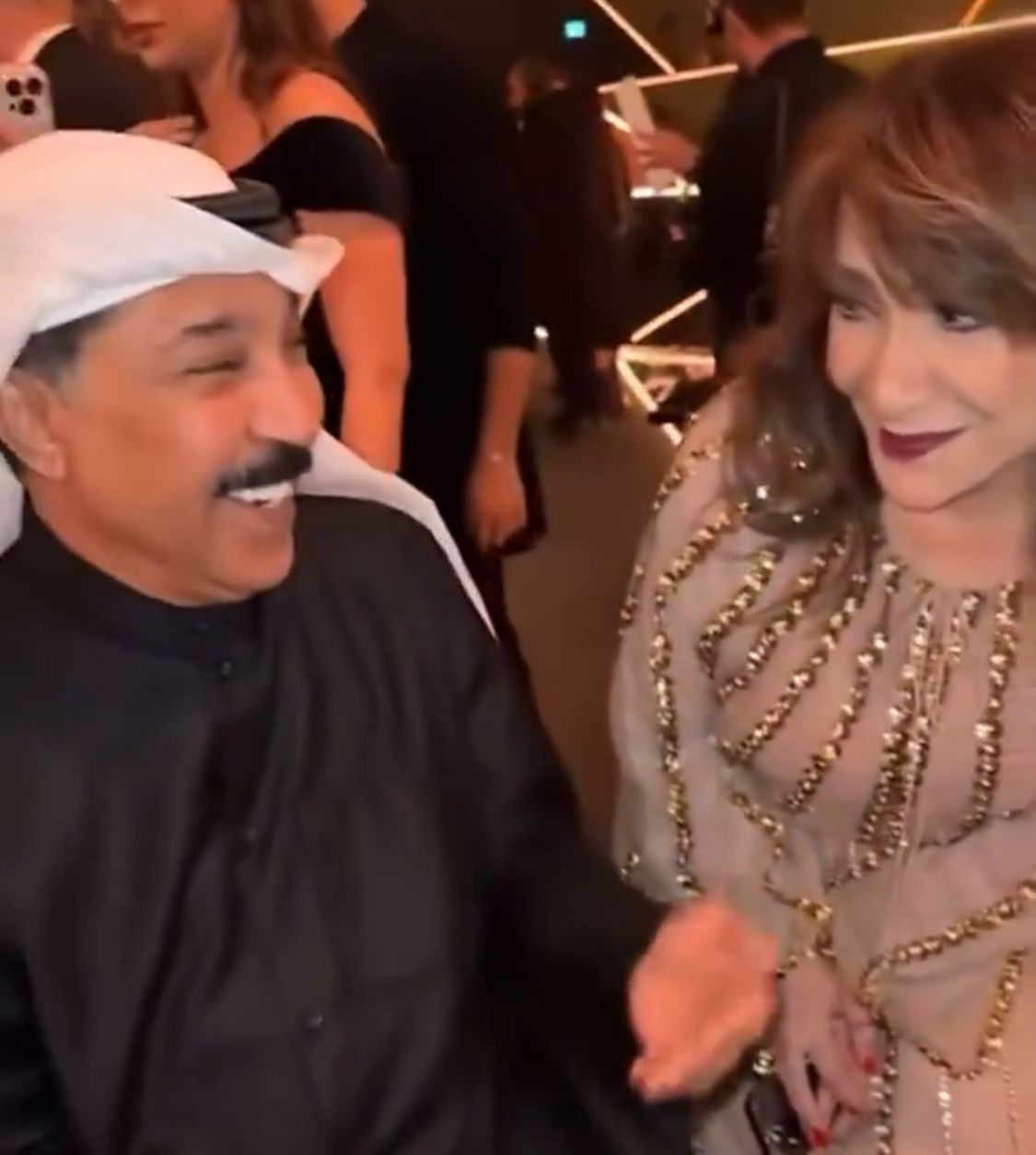 عبدالله الرويشد يقبل هدى حسين في مشهد عفوي بـ Joy Awards .. فيديو