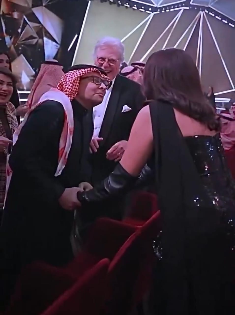 ردة فعل طريفة من حسين فهمي على قبلات عبدالمجيد عبدالله لـ أنغام.. فيديو