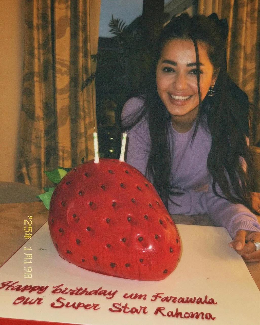 رحمة رياض تحتفل بعيد ميلادها بكعكة بهيئة الفراولة..صور