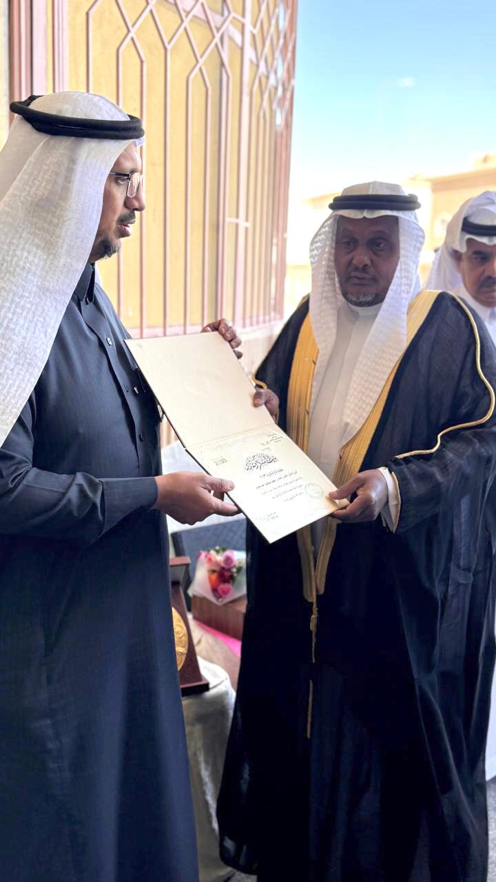 مديرة مدرسة بـ الشفا تكرم حارس يوم تقاعده بطريقة مميزة.. فيديو وصور