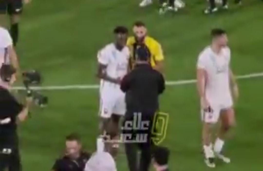 لاعبو الرائد يلتقطون صورا تذكارية مع بنزيما عقب الخسارة.. فيديو