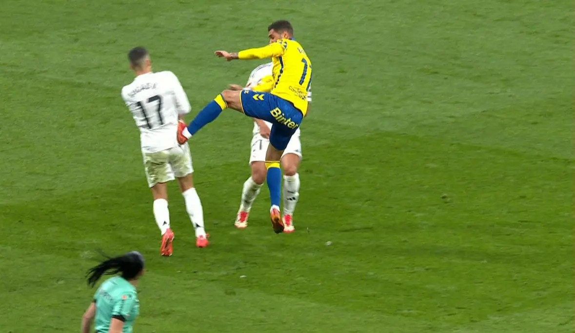 مشهد مثير للجدل بين روديغر وحكمة الراية لمباراة مدريد وبالماس .. فيديو