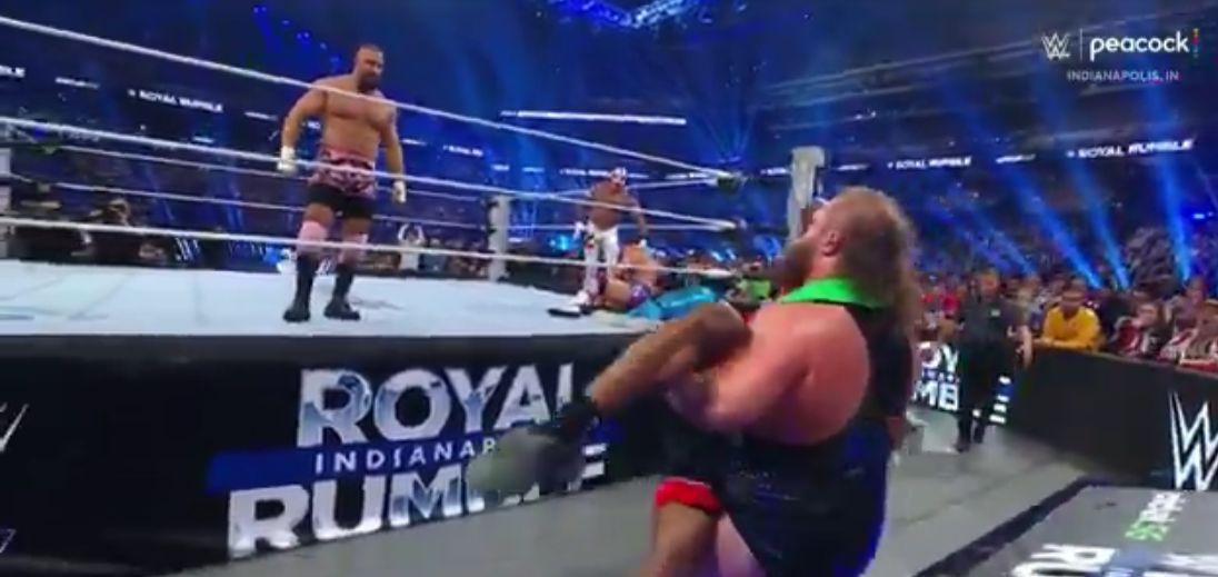 سبيد يتعرض للتدمير ويسقط أرضا فور دخوله حلبة رويال رامبل .. فيديو
