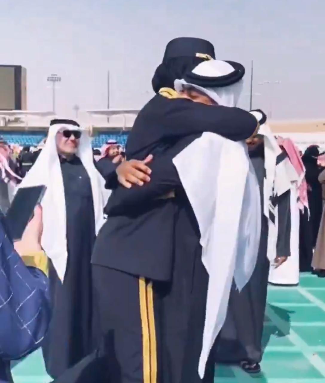 شاب يعبر عن سعادته بتخرج شقيقته من الدورة العسكرية .. فيديو