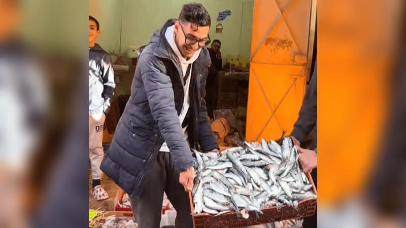 بائع سمك مغربي يثير الجدل ببيع السردين بسعر رمزي والسلطات تتدخل.. فيديو