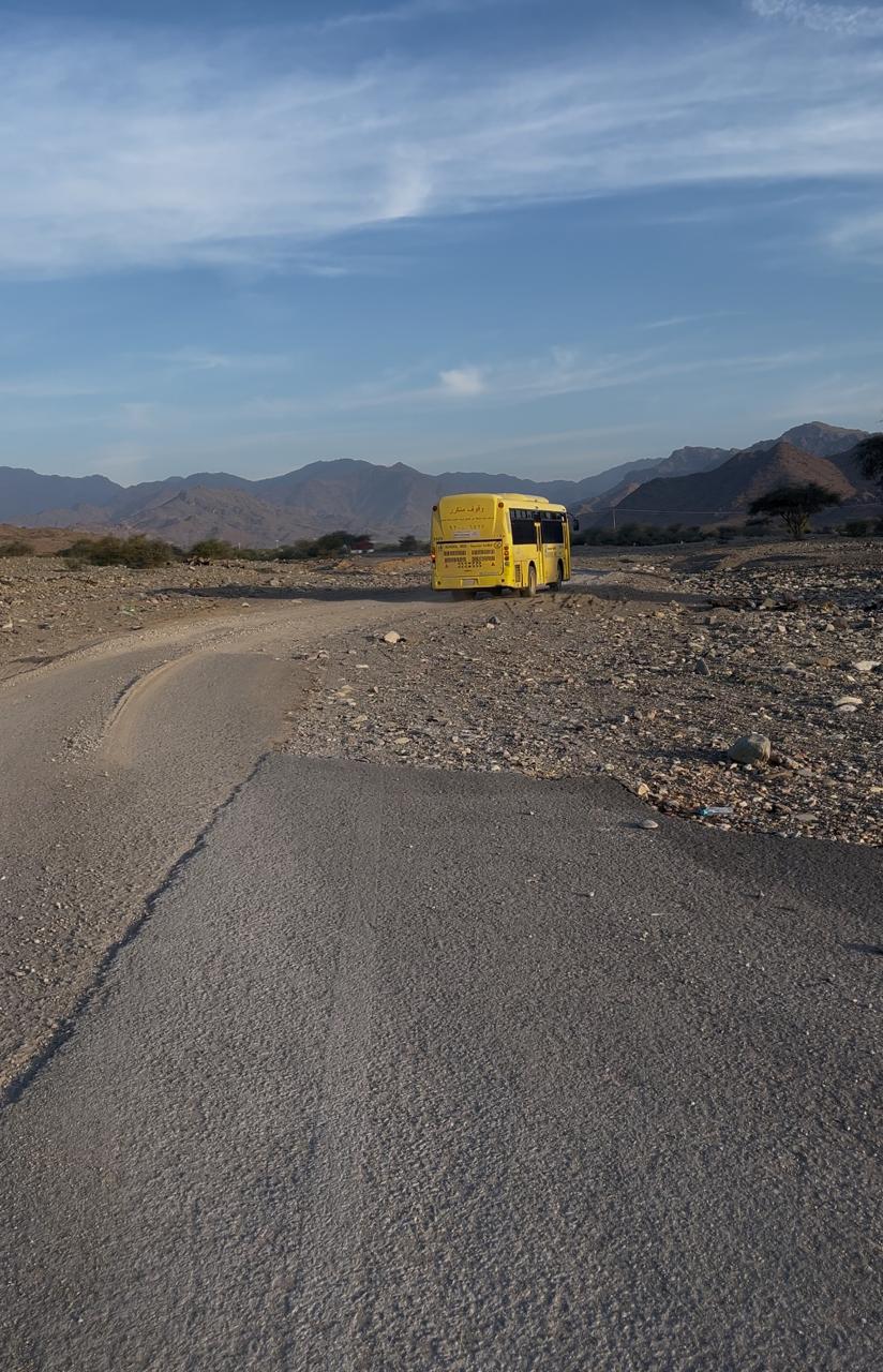 طريق المنشار بمحافظة وادي الفرع خطر يهدد عابريه ومناشدات بإنهاء المعاناة.. صور