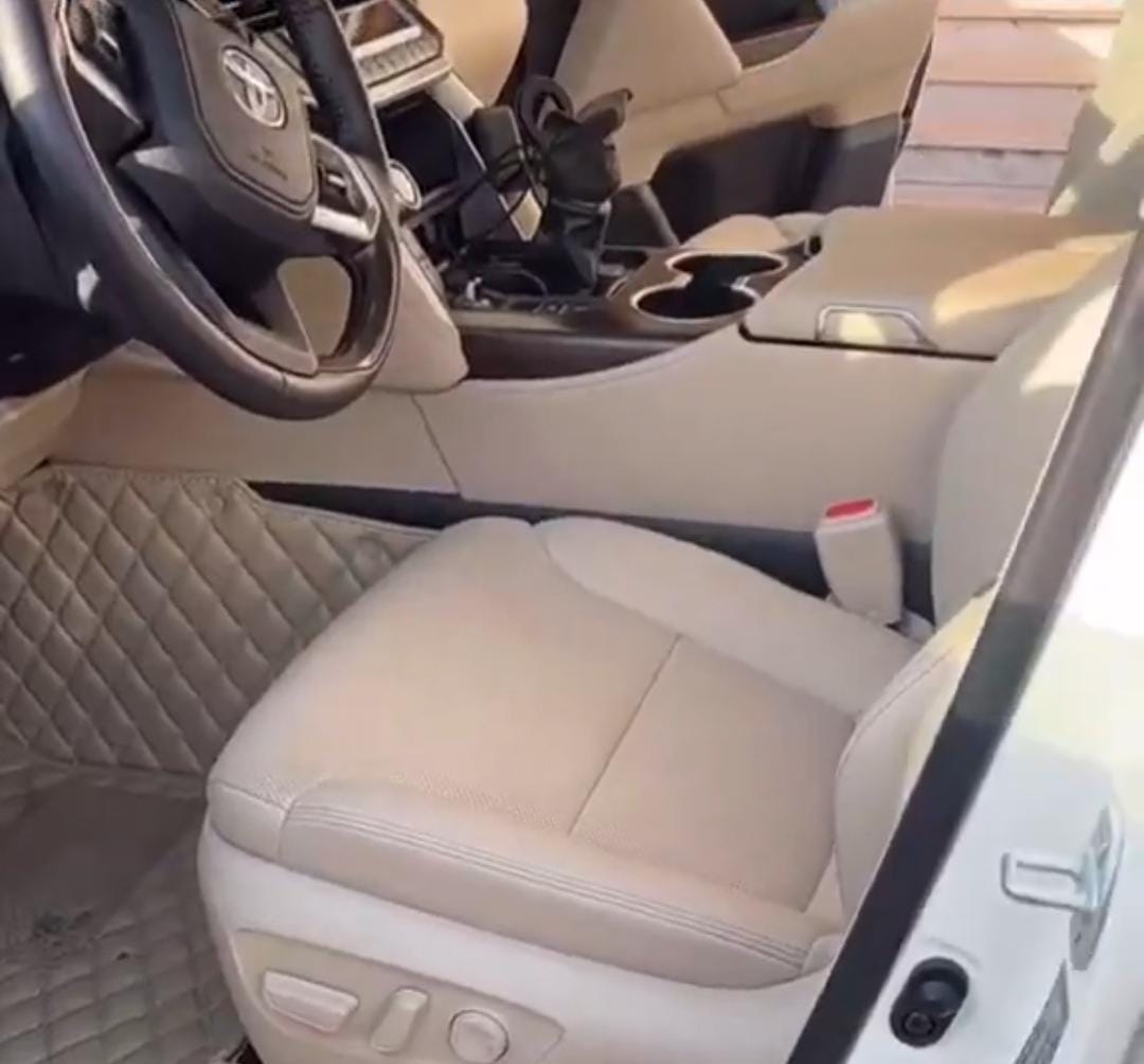 سعيد بن فوزان يوثق لحظة ولادة زوجته في السيارة ويثير الجدل.. فيديو