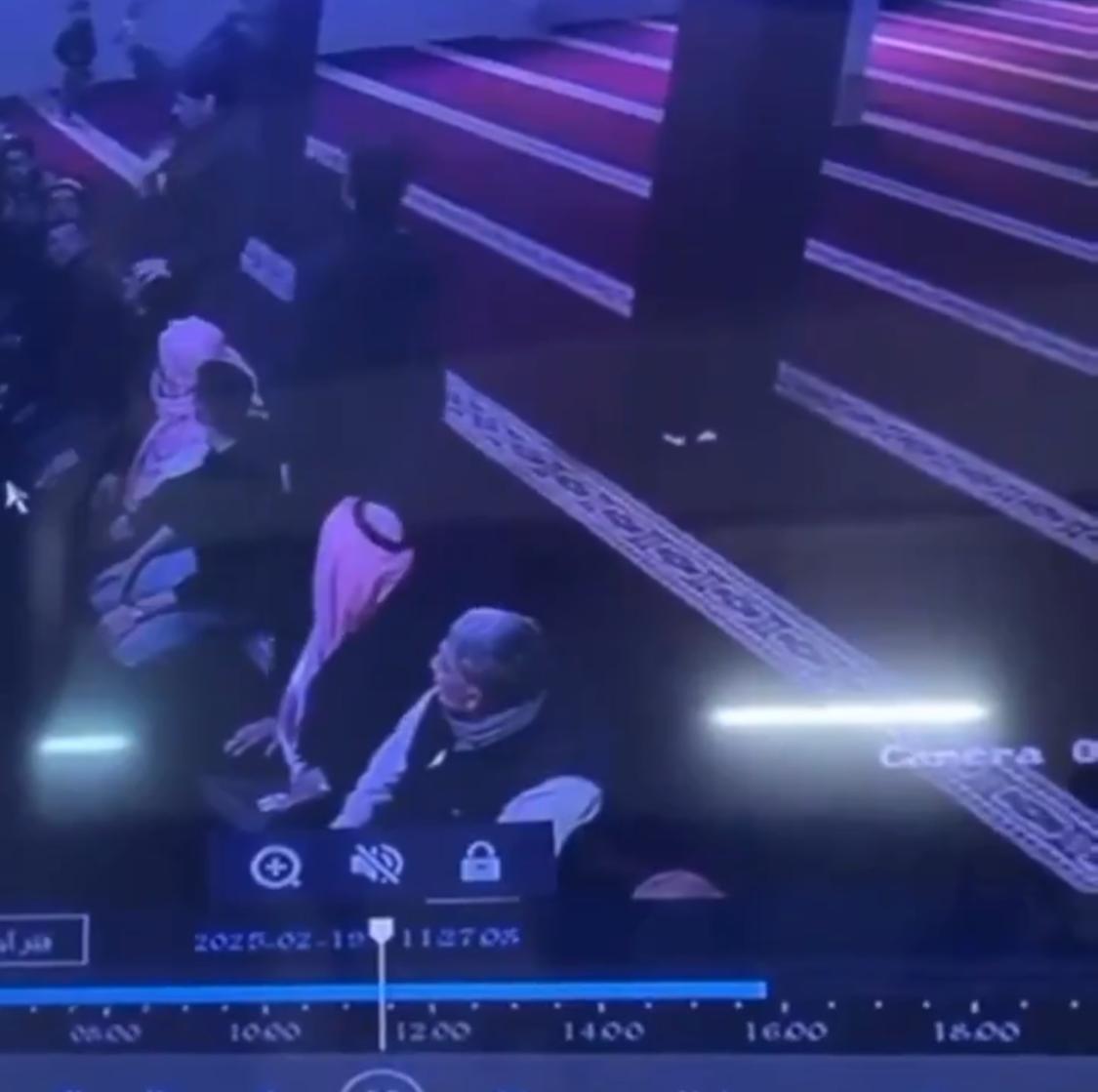 شاب يهاجم المصلين داخل مسجد بساطور .. فيديو