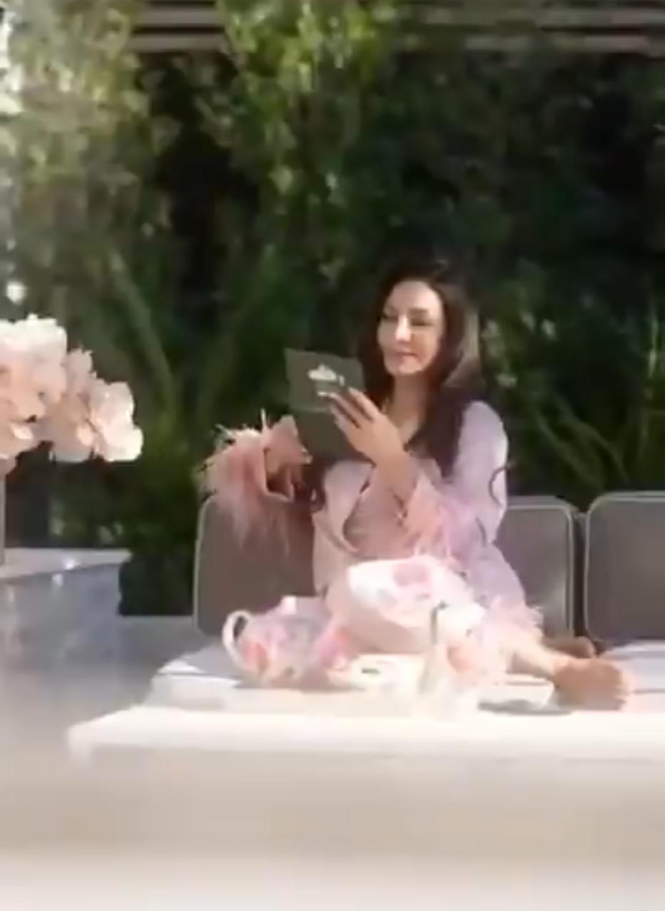 لجين عمران تخطف الأنظار في أحدث ظهور لها وهي تستحي القهوة.. فيديو