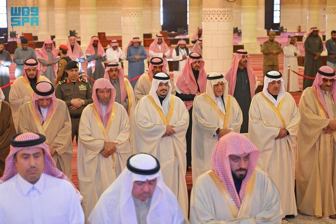 نائب أمير الرياض يؤدي صلاة الميت على الأميرة العنود بنت محمد بن عبدالعزيز.. صور