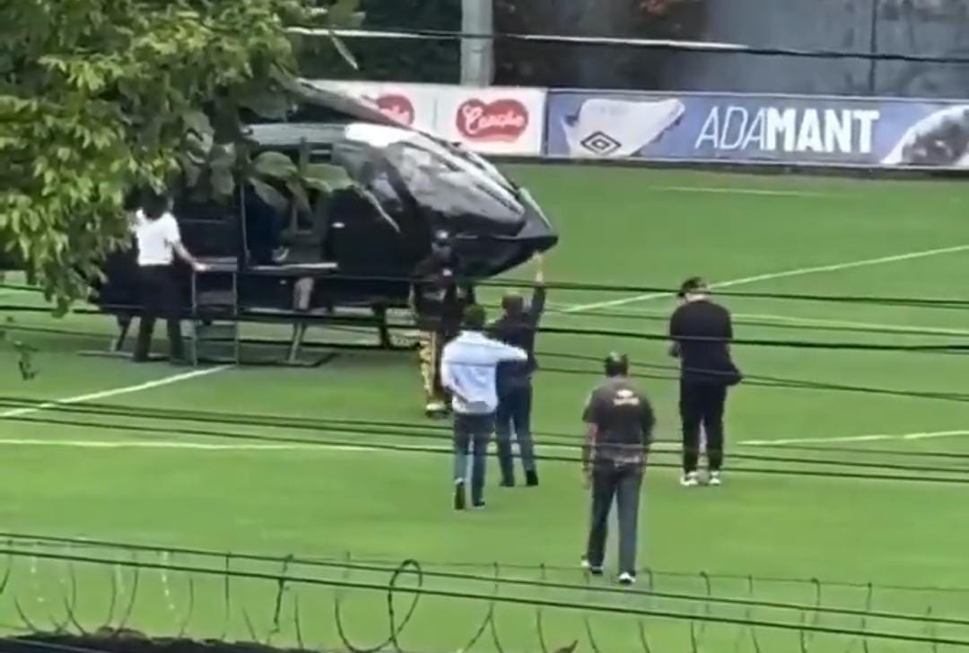 نيمار يصل لتدريب سانتوس بطائرة هليكوبتر .. فيديو