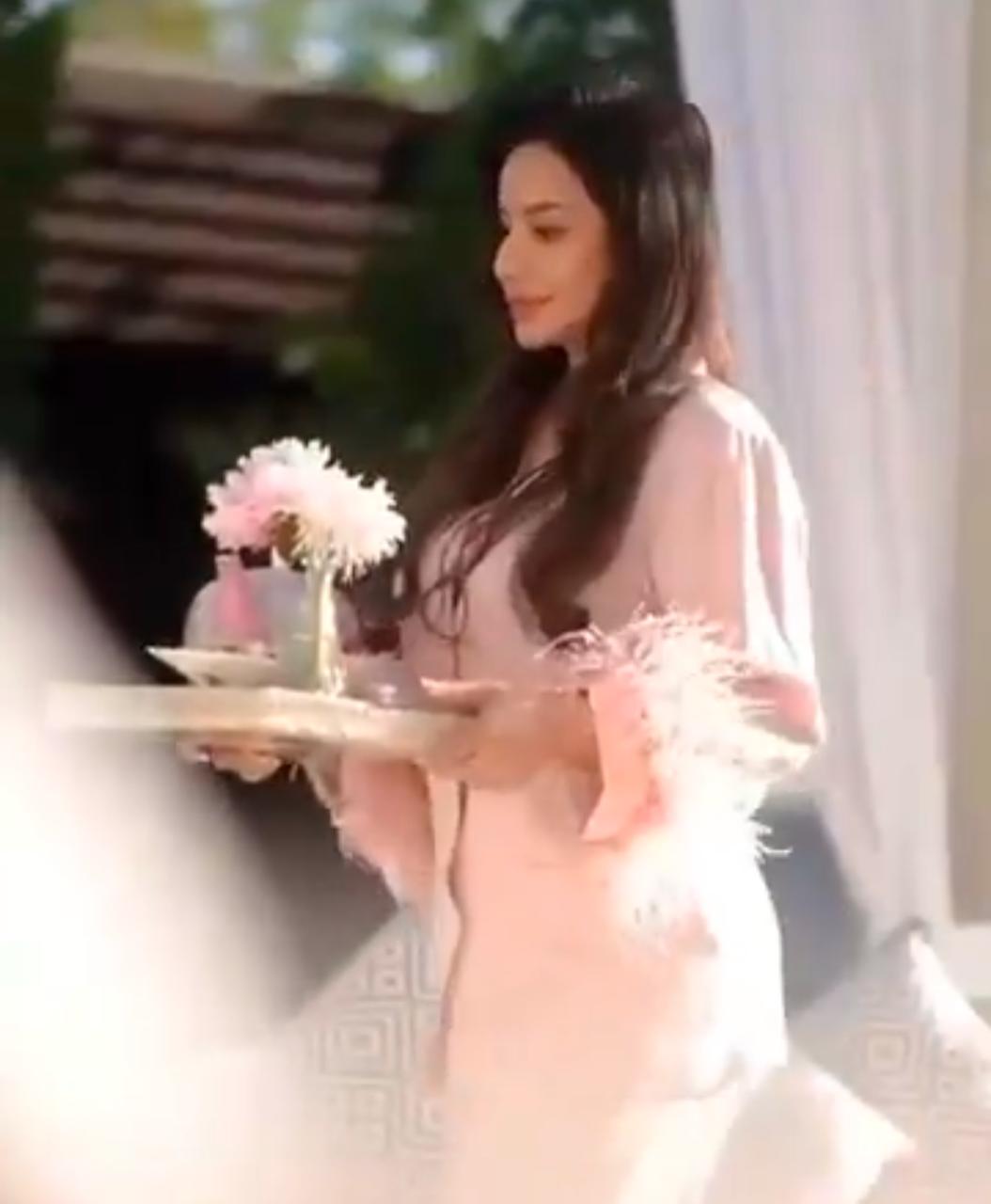 لجين عمران تخطف الأنظار في أحدث ظهور لها وهي تستحي القهوة.. فيديو