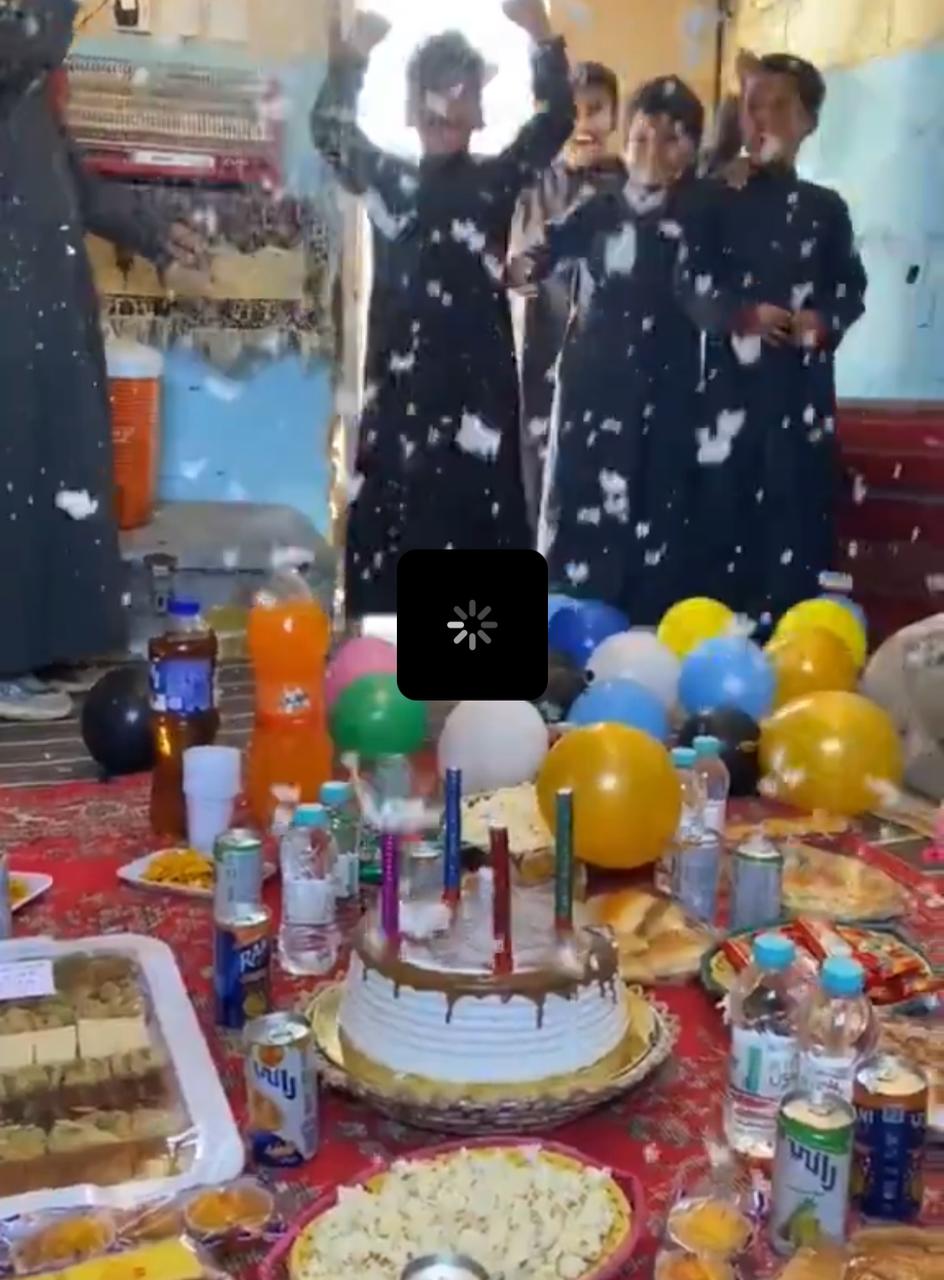 أب يقيم حفلة بسيطة بمناسبة نجاح أبنائه وسط فرحة وسعادة عارمة .. فيديو