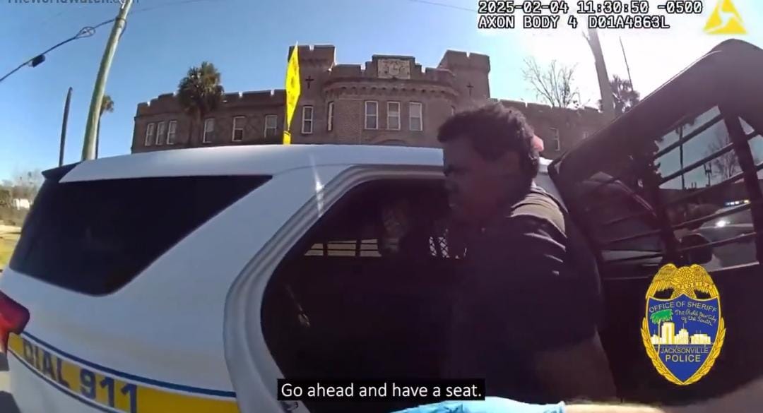 مطاردة مثيرة لشرطية تمتطي حصانا تطيح بتاجر مخدرات .. فيديو