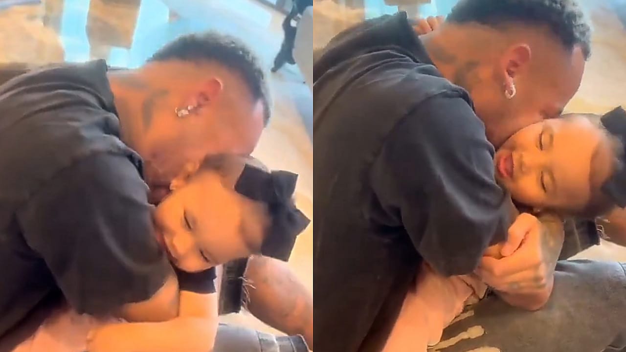 نيمار يداعب ابنته مافي .. فيديو