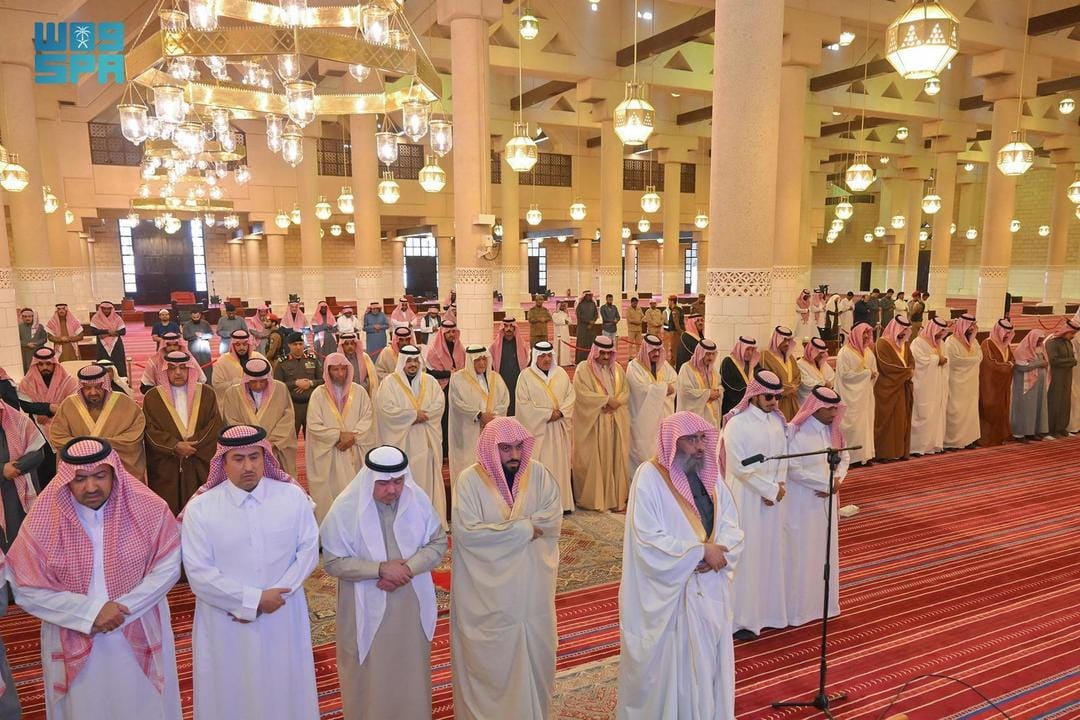 نائب أمير الرياض يؤدي صلاة الميت على الأميرة العنود بنت محمد بن عبدالعزيز.. صور