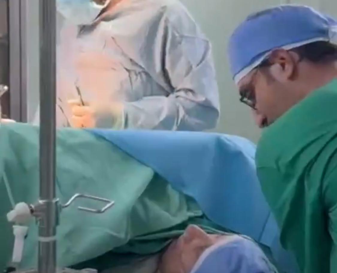 طبيب سوري يروي تفاصيل إجراء والدته لعملية استبدال المفاصل على يد الفريق السعودي .. فيديو