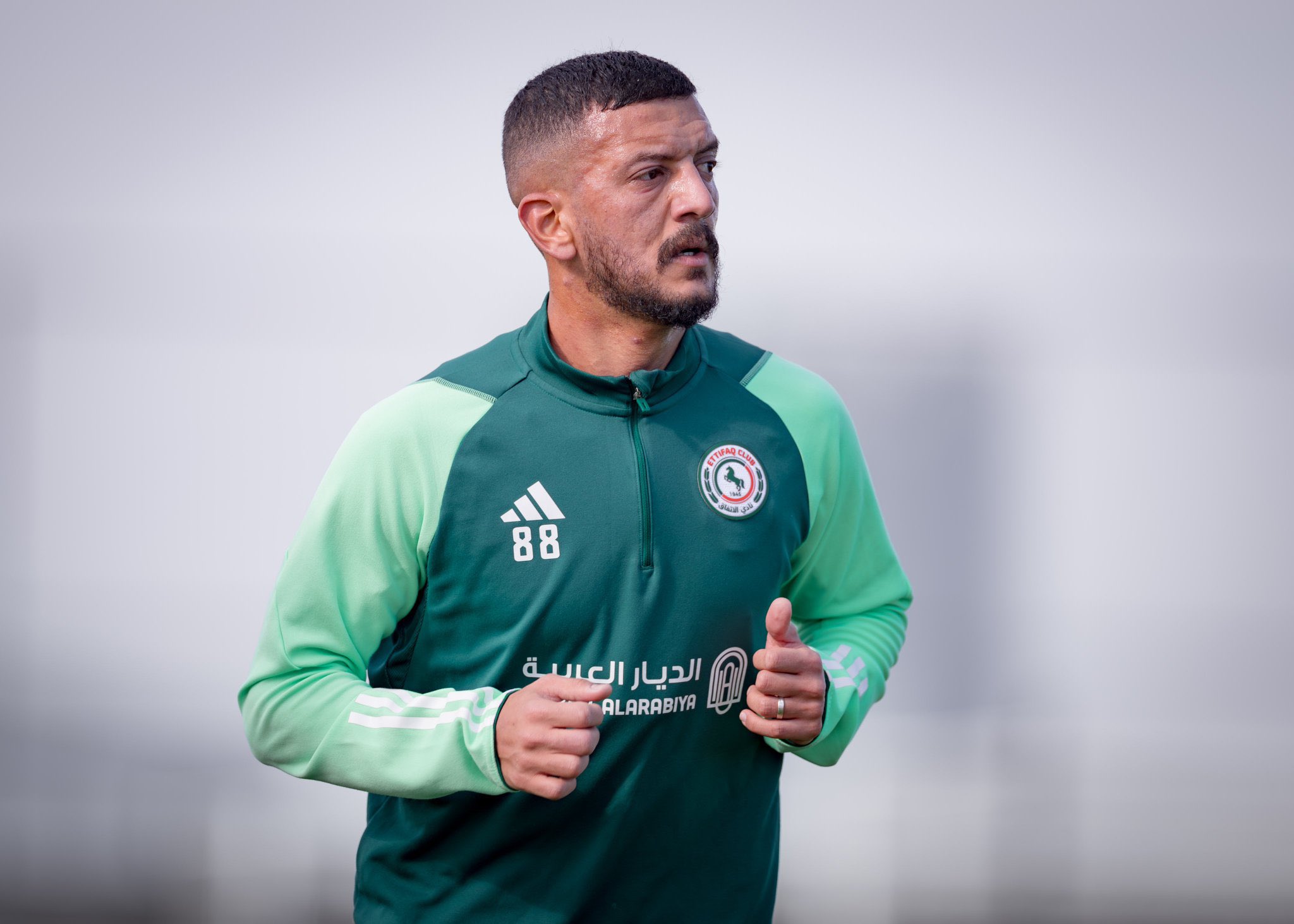 بعد تسببه في طرد دوران نجم الهلال السابق يحتفل بفوز الاتفاق