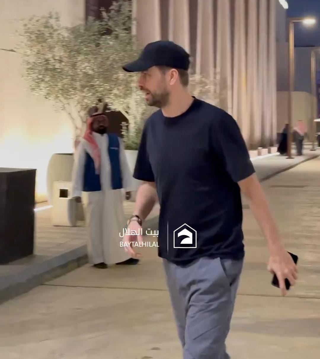 بيكيه في المملكة ارينا لحضور مواجهة الهلال .. فيديو