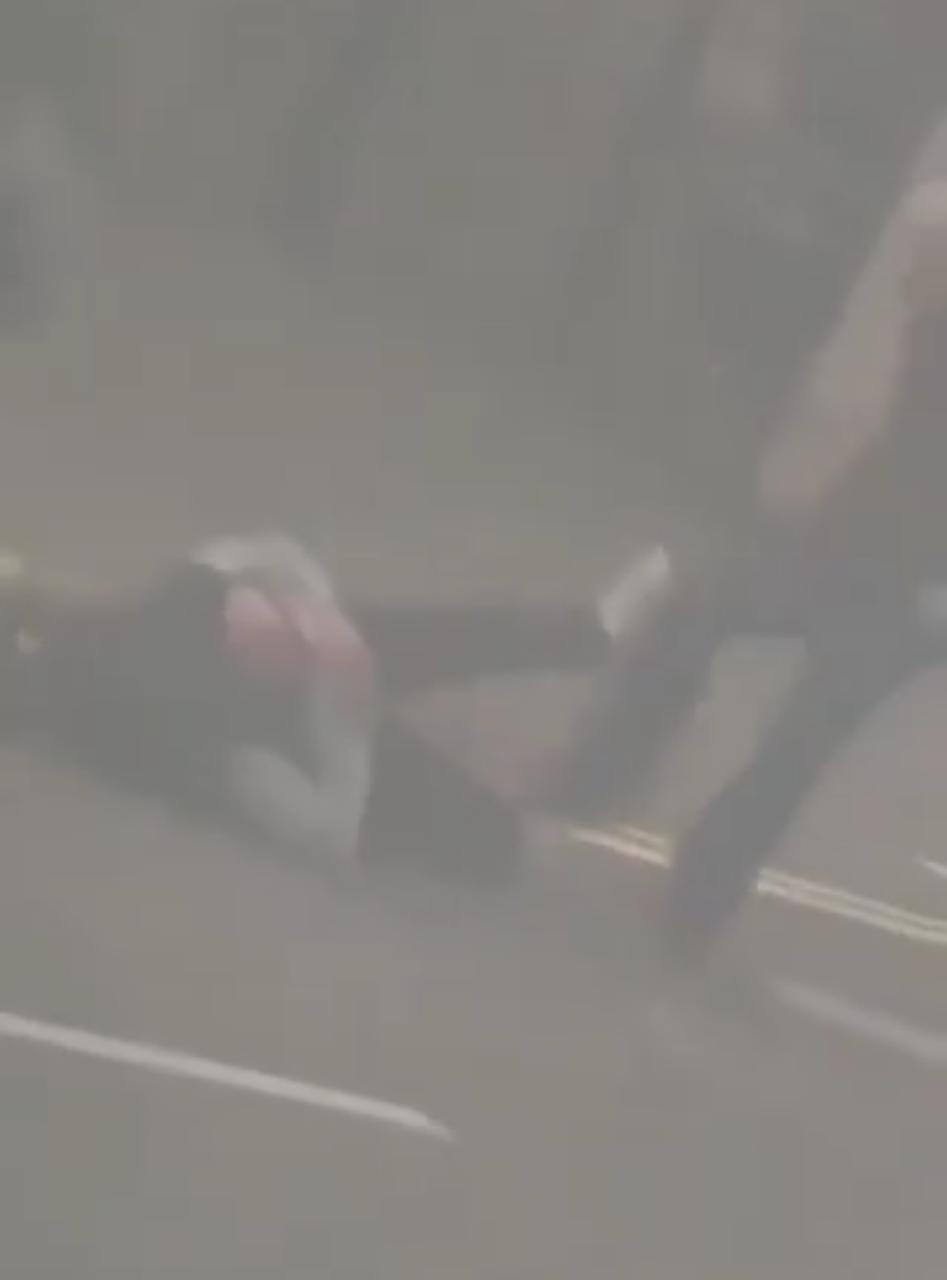 طعن رجل حاول حرق القرآن الكريم على يد أحد المارة .. فيديو