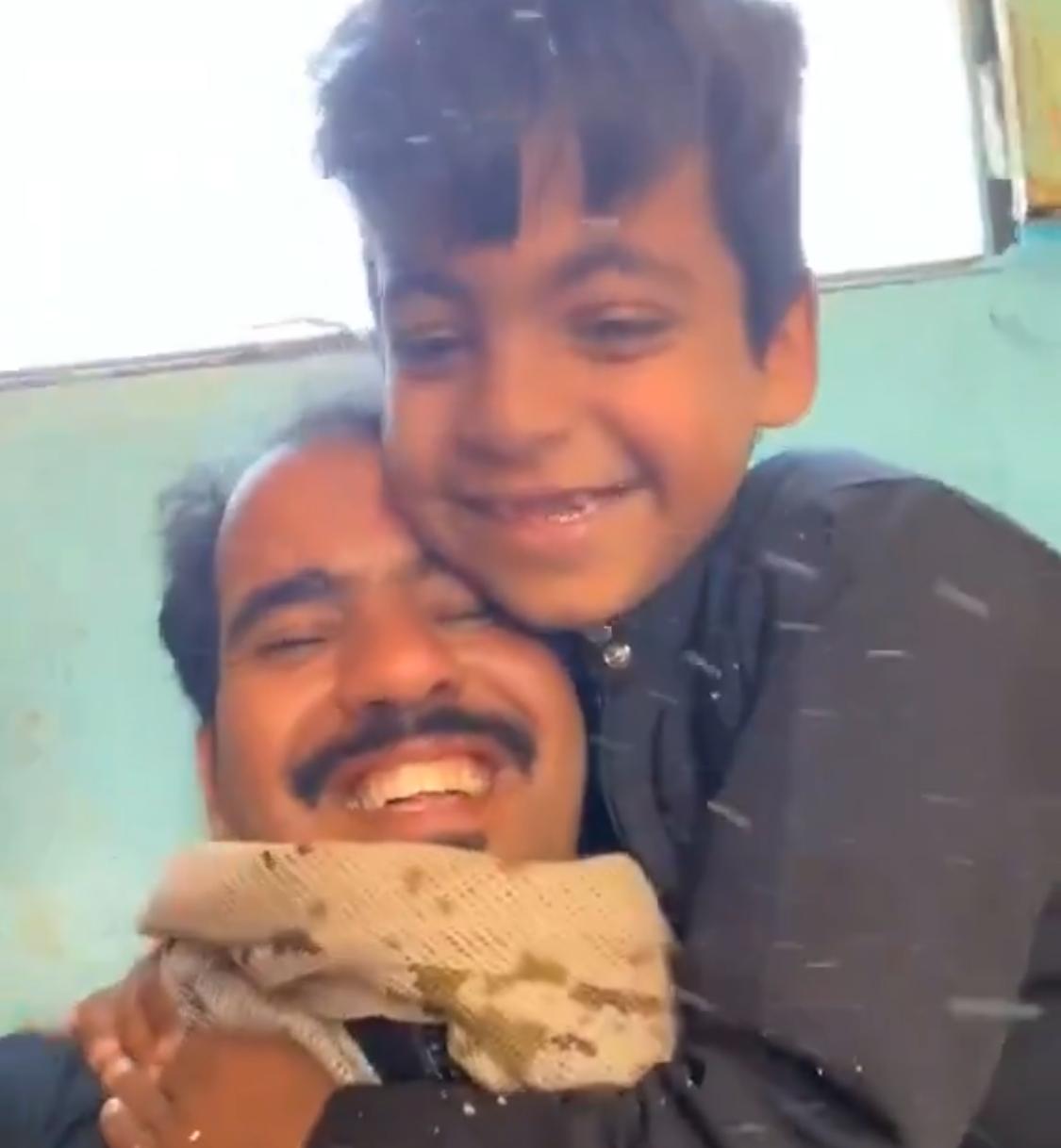 أب يقيم حفلة بسيطة بمناسبة نجاح أبنائه وسط فرحة وسعادة عارمة .. فيديو