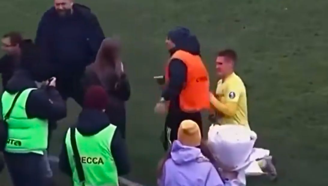 لاعب يتقدم بـ عرض زواج لـ صديقته في الملعب أمام الجميع .. فيديو