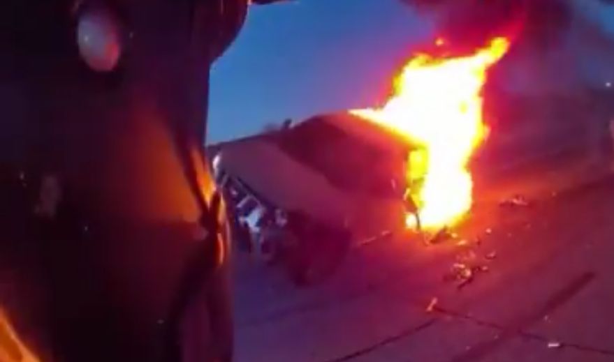 شرطي يقتحم النيران لإنقاذ فتاة من حادث تصادم مروع.. فيديو