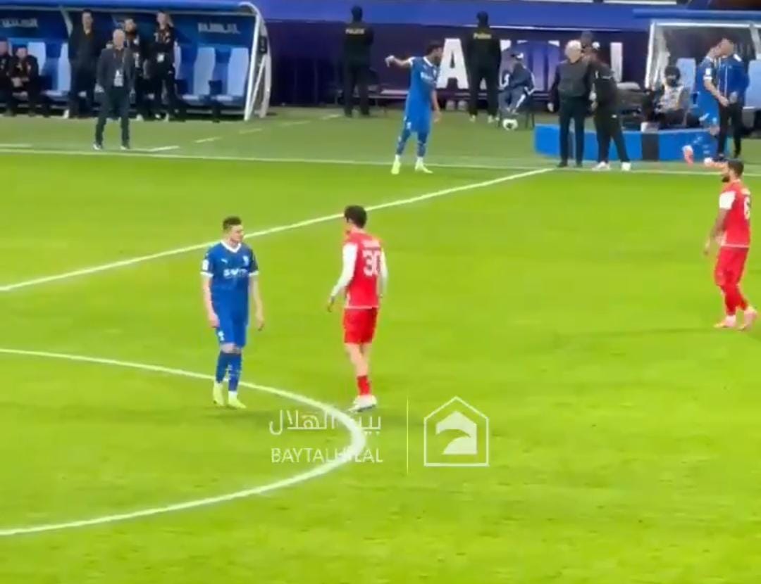 ردة فعل الحمدان تجاه صافرات الاستهجان ضد علي البليهي .. فيديو