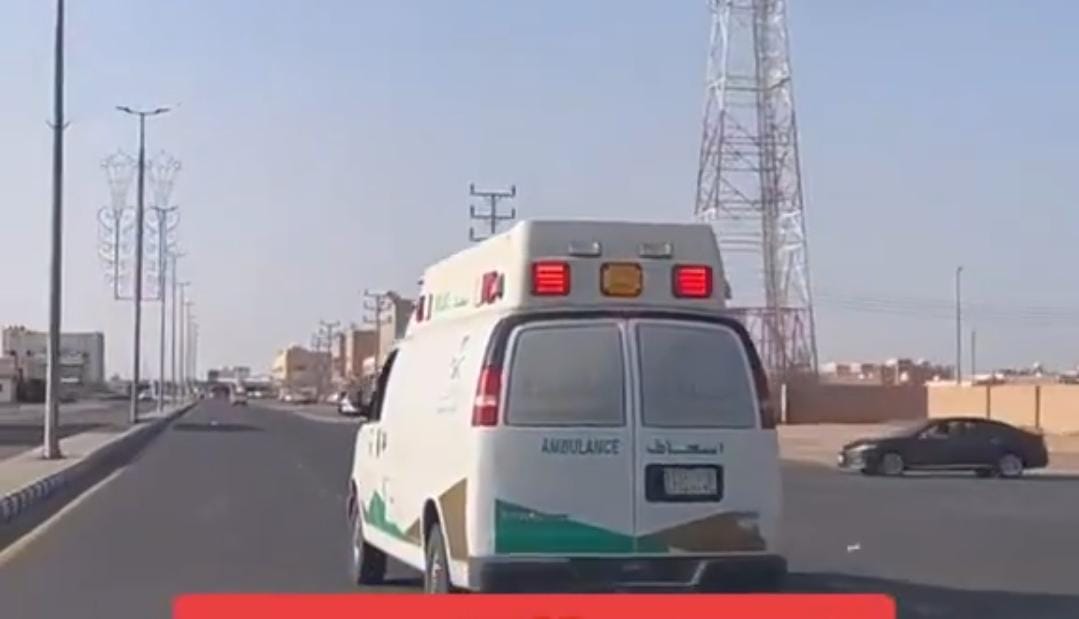 سعيد بن فوزان يوثق لحظة ولادة زوجته في السيارة ويثير الجدل.. فيديو