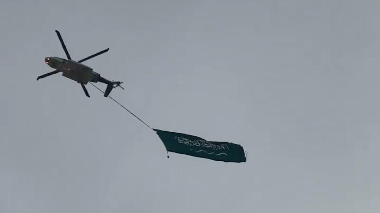 العلم الأخضر يزين سماء الرياض.. فيديو