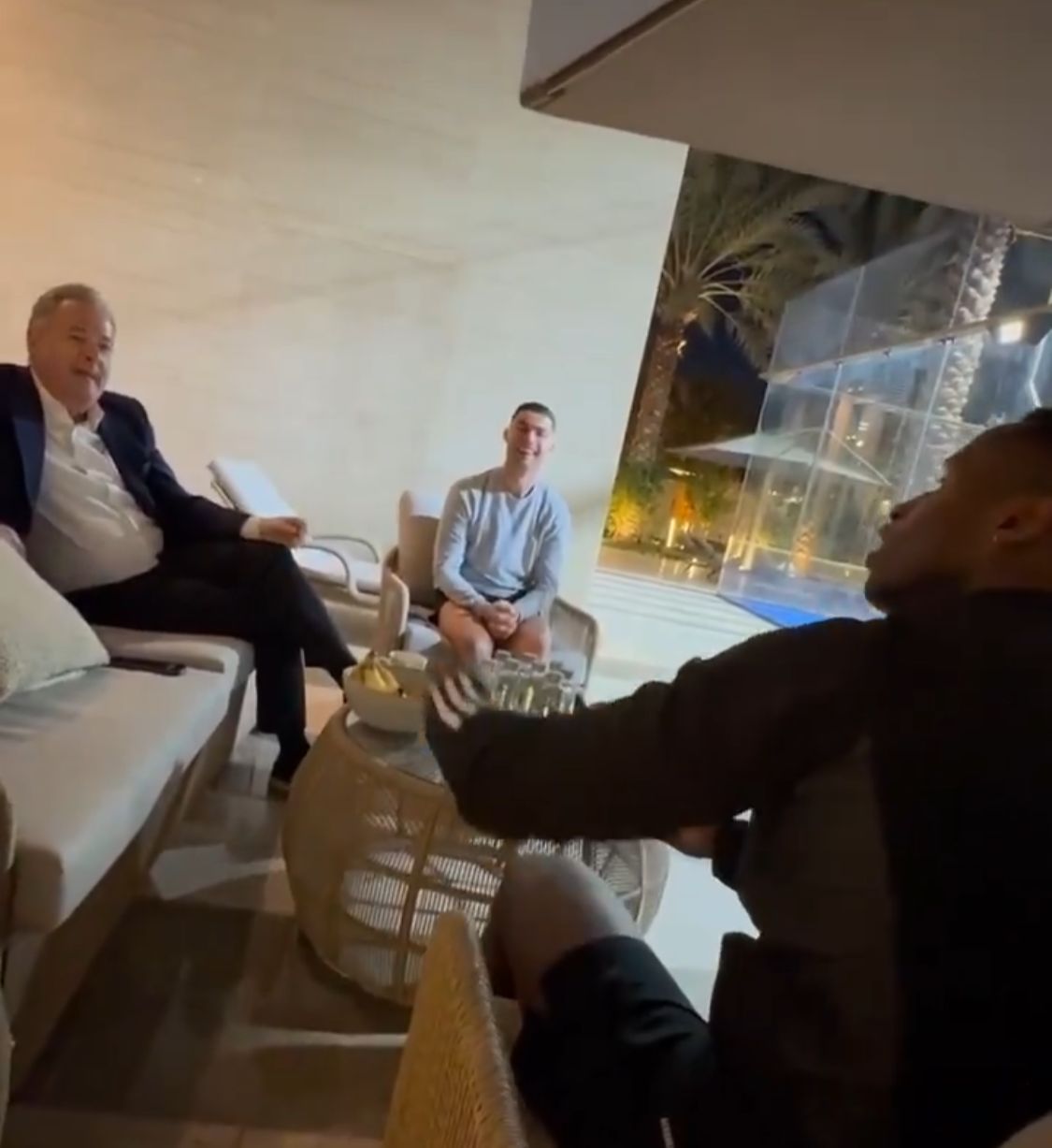 رونالدو يطبق التقاليد السعودية في استقبال أصدقائه بجلسة رجالية فقط في منزله.. فيديو