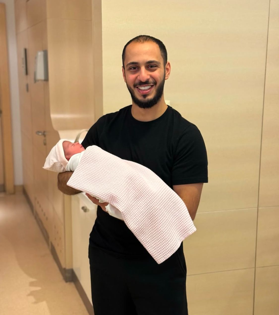 نجم طيور الجنة يرزق بمولودته الأولى راية .. صور