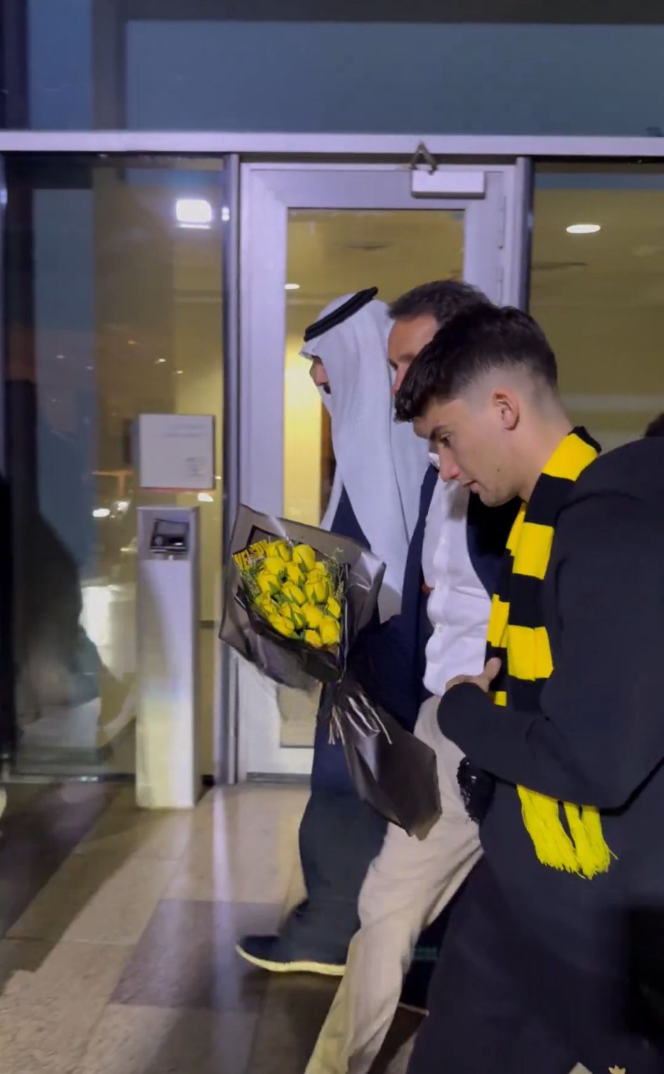 أوناي يصل إلى جدة لبداية مشواره مع الاتحاد .. فيديو