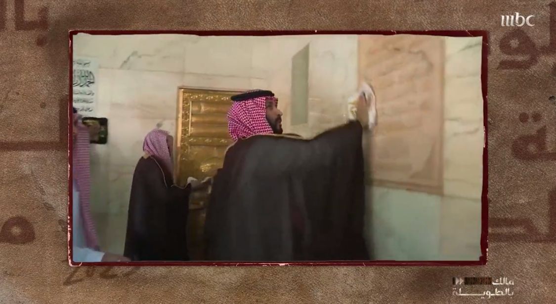 الروقي يوضح بروتوكولات القصر الملكي وكيف يستقبل ضيوفه ويرتب أفراده في الجلسة .. فيديو