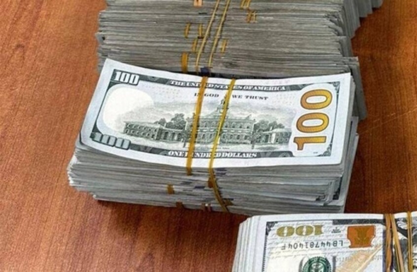 ضبط امرأة حاولت تهريب 250 ألف دولار في ملابسها الداخلية