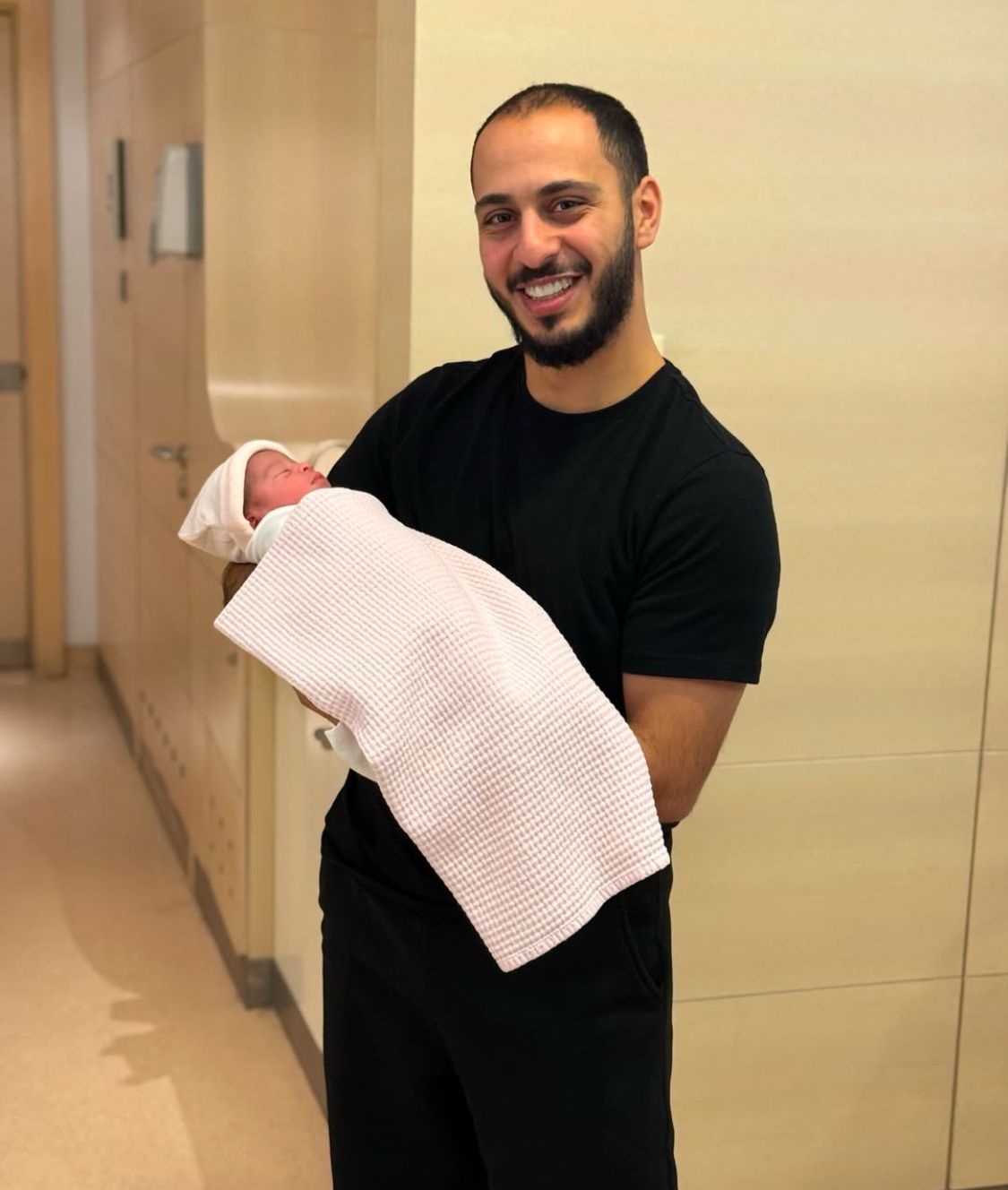 نجم طيور الجنة يرزق بمولودته الأولى راية .. صور