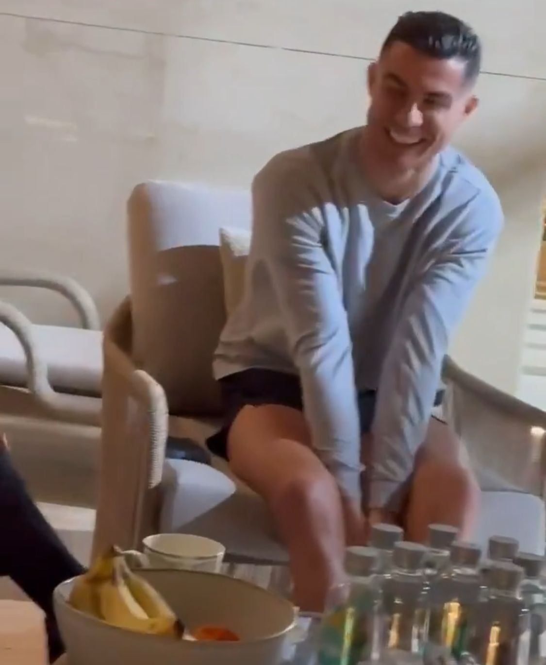 رونالدو يطبق التقاليد السعودية في استقبال أصدقائه بجلسة رجالية فقط في منزله.. فيديو