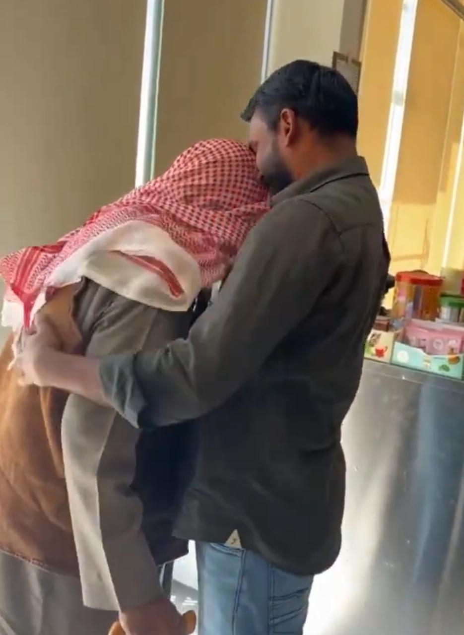 شاب يلتقي بعامل كان يعرفه والده منذ 8 أعوام ويستقبله بالأحضان والقبلات .. فيديو