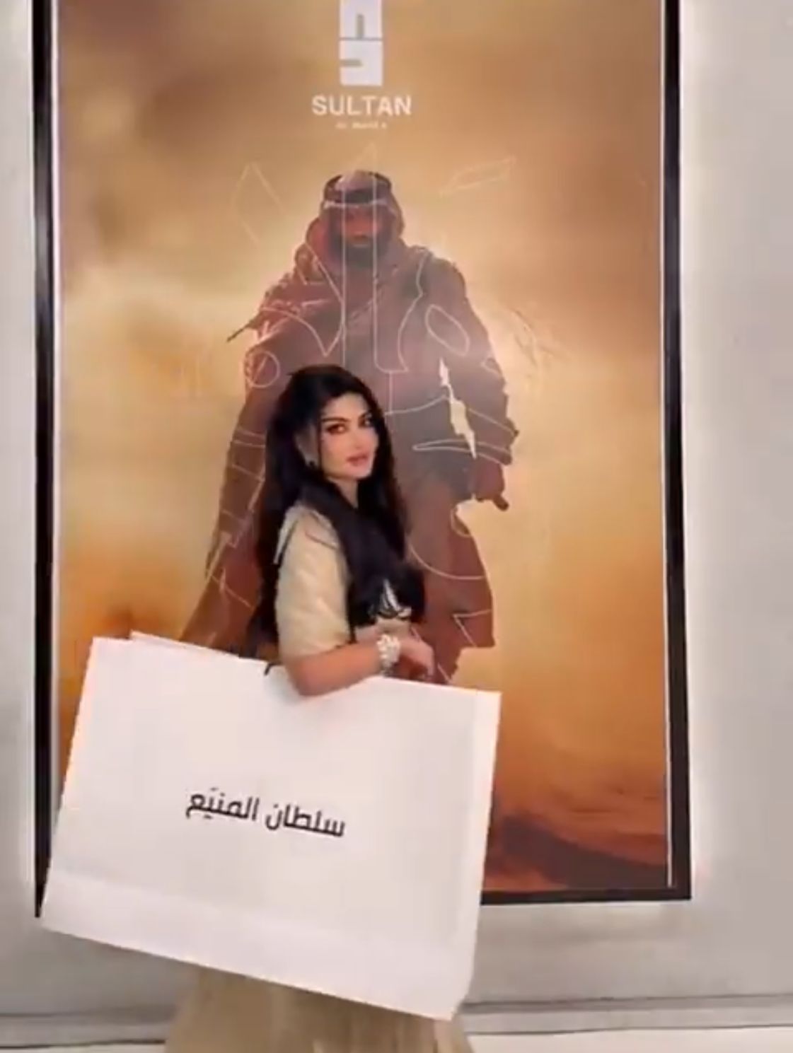 ملكة كابلي تلفت الأنظار وتتفاعل مع الصغار بالتقاط الصور التذكارية .. فيديو