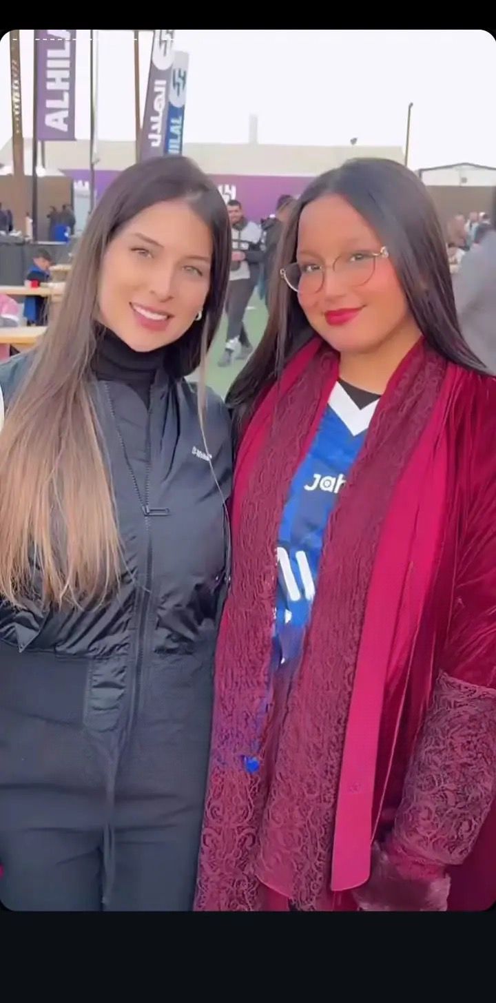 ابنة سالم الدوسري تخطف الأنظار بقميص الهلال برفقة زوجة مالكوم .. فيديو