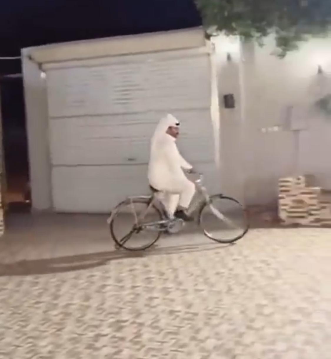 زوجة سعيد الزهراني تهديه دراجة في عيد الحب .. فيديو