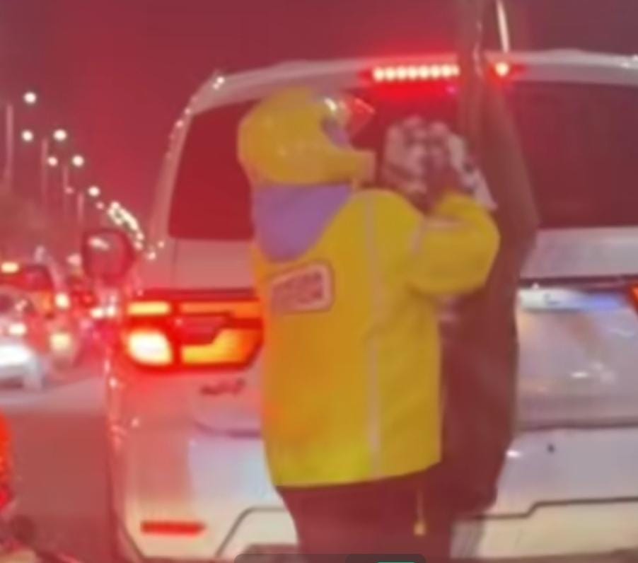 فزعة مندوب توصيل لرفع العلم السعودي تثير الإعجاب.. فيديو