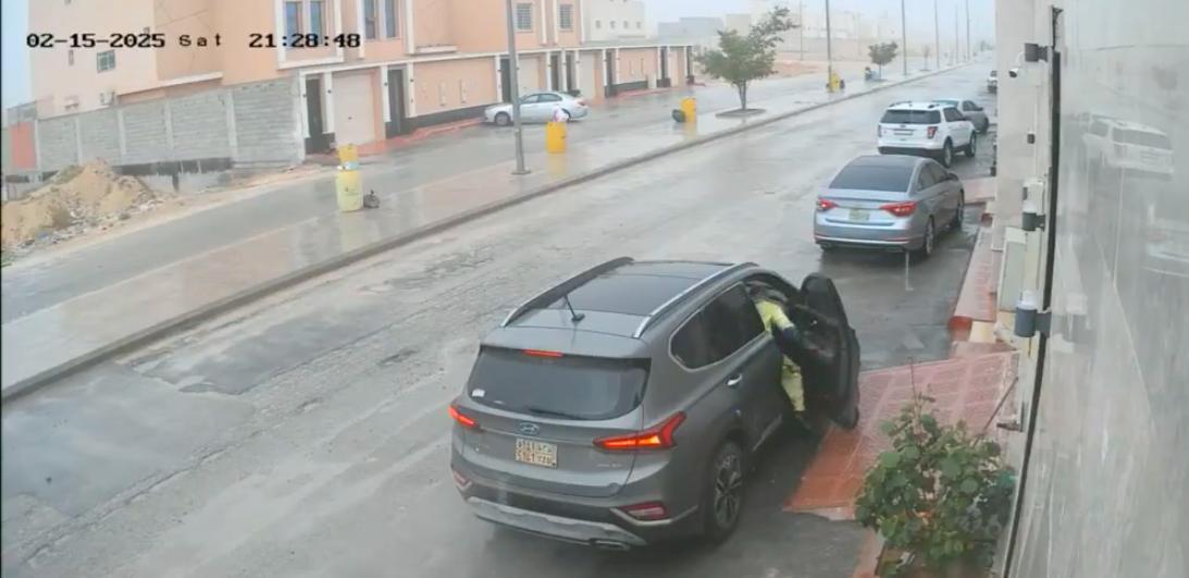 شاب سعودي ينقذ عامل نظافة من المعاناة تحت المطر ويأخذه بسيارته .. فيديو