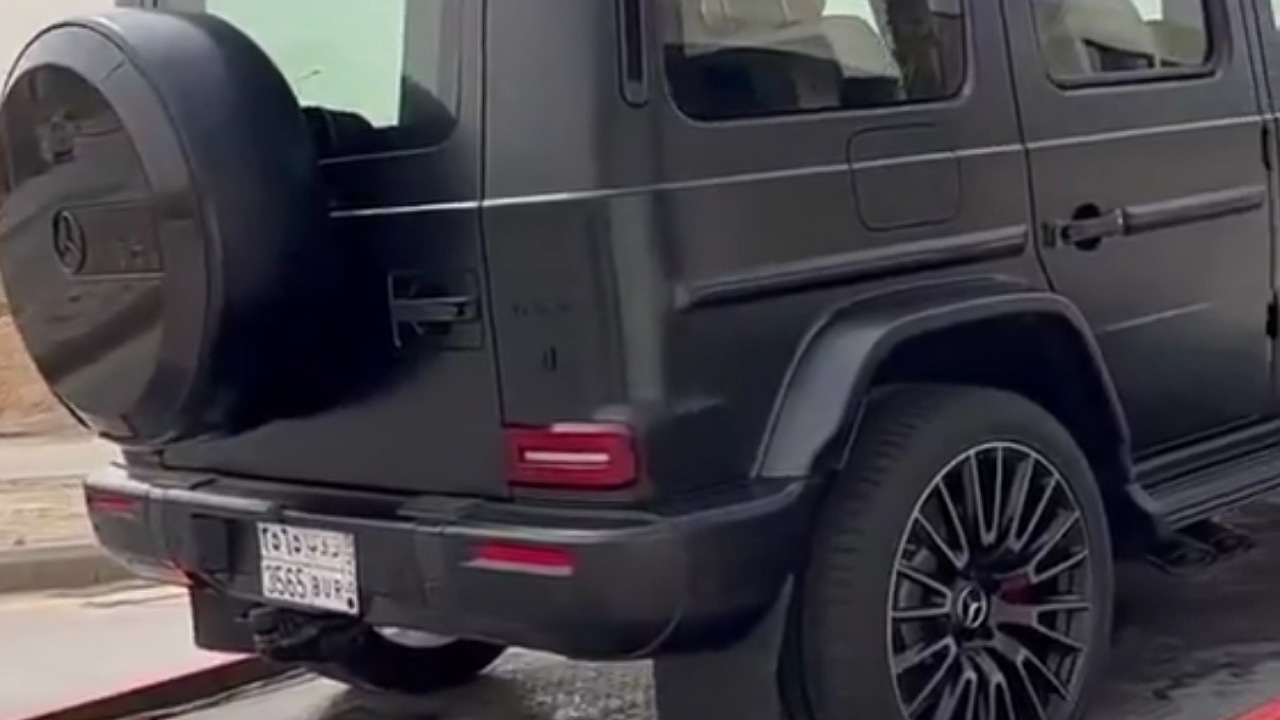 عبدالله الودعاني يهدي زوجته أول سيارة جي كلاس بالمملكة ..فيديو