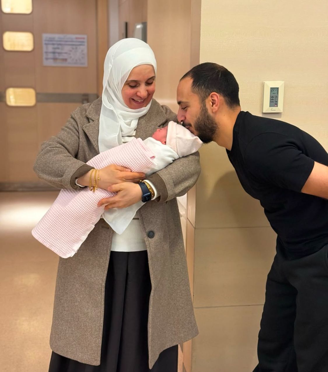 نجم طيور الجنة يرزق بمولودته الأولى راية .. صور