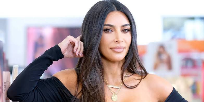  كيم كارداشيان تشعر بالاشمئزاز من تصرف كانييه ويست وزوجته في الغرامي