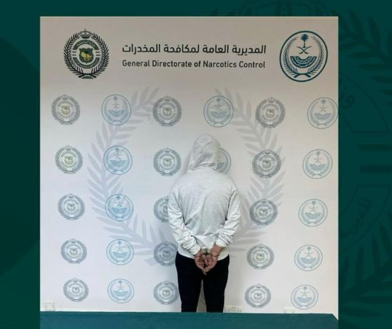 القبض على مقيم لترويجه 3.4 كجم من الشبو