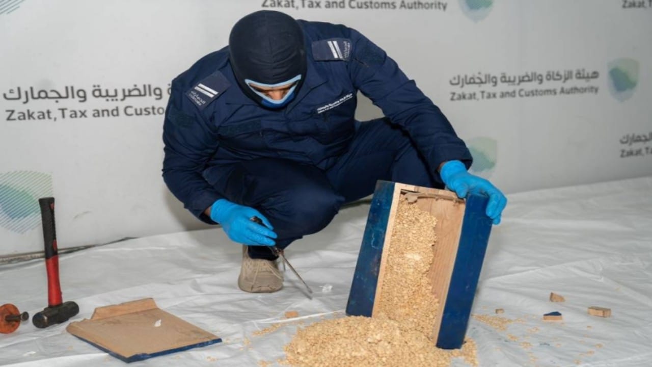 إحباط محاولتي تهريب حبوب مخدرة وحشيش داخل طرود بريدية